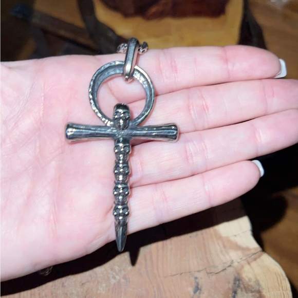 Men or woman necklace. A silver cross adorned with skulls. Very unique. - Picture 2 of 2